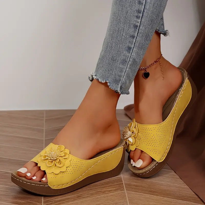DELFINA - SANDALIAS DE CUÑA CON FLOR