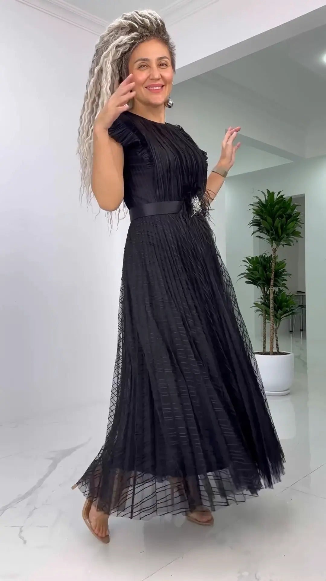 DUNIA - VESTIDO LARGO PLISADO CON CINTURÓN