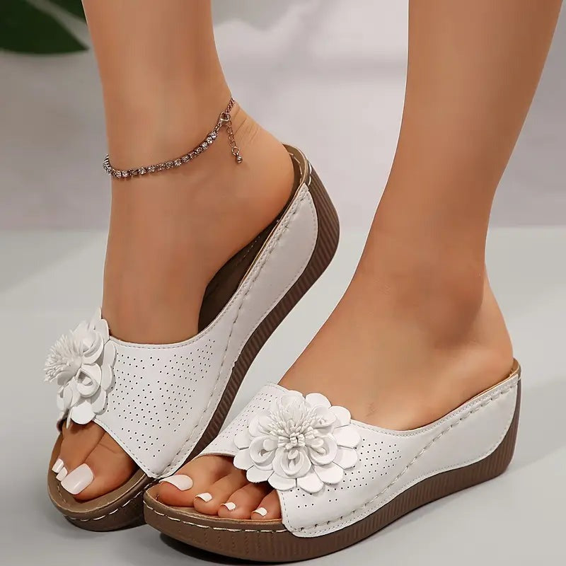 DELFINA - SANDALIAS DE CUÑA CON FLOR