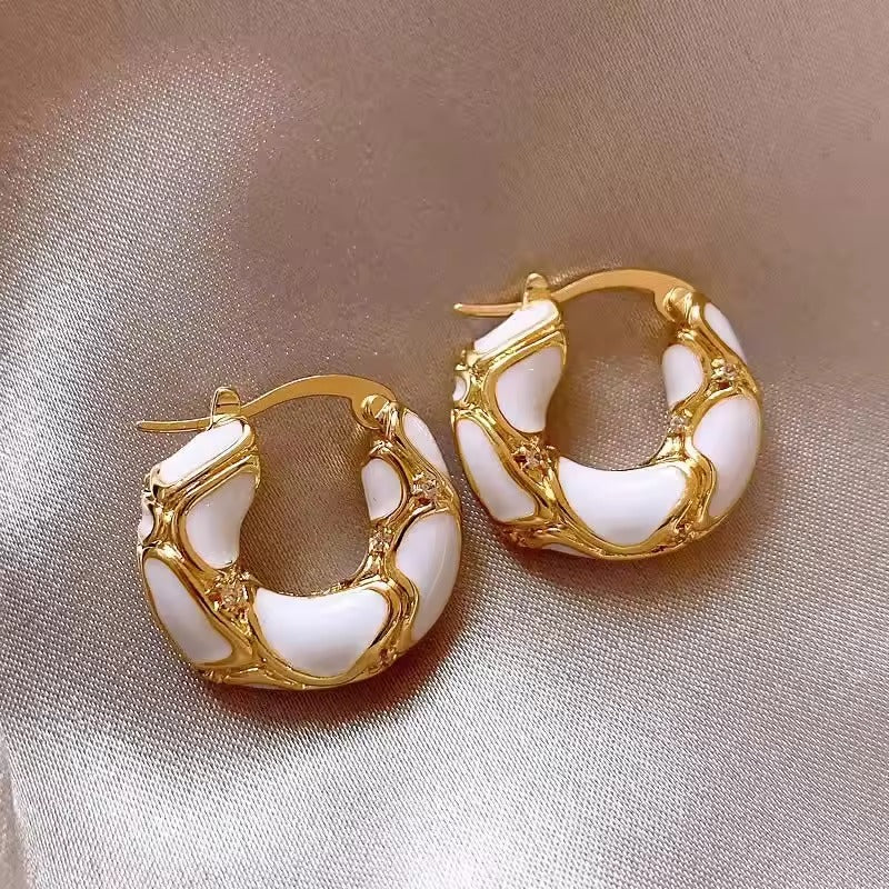 ABRIL - PENDIENTES DORADOS ELEGANTES