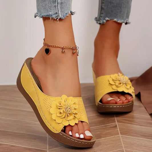 DELFINA - SANDALIAS DE CUÑA CON FLOR