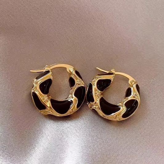 ABRIL - PENDIENTES DORADOS ELEGANTES